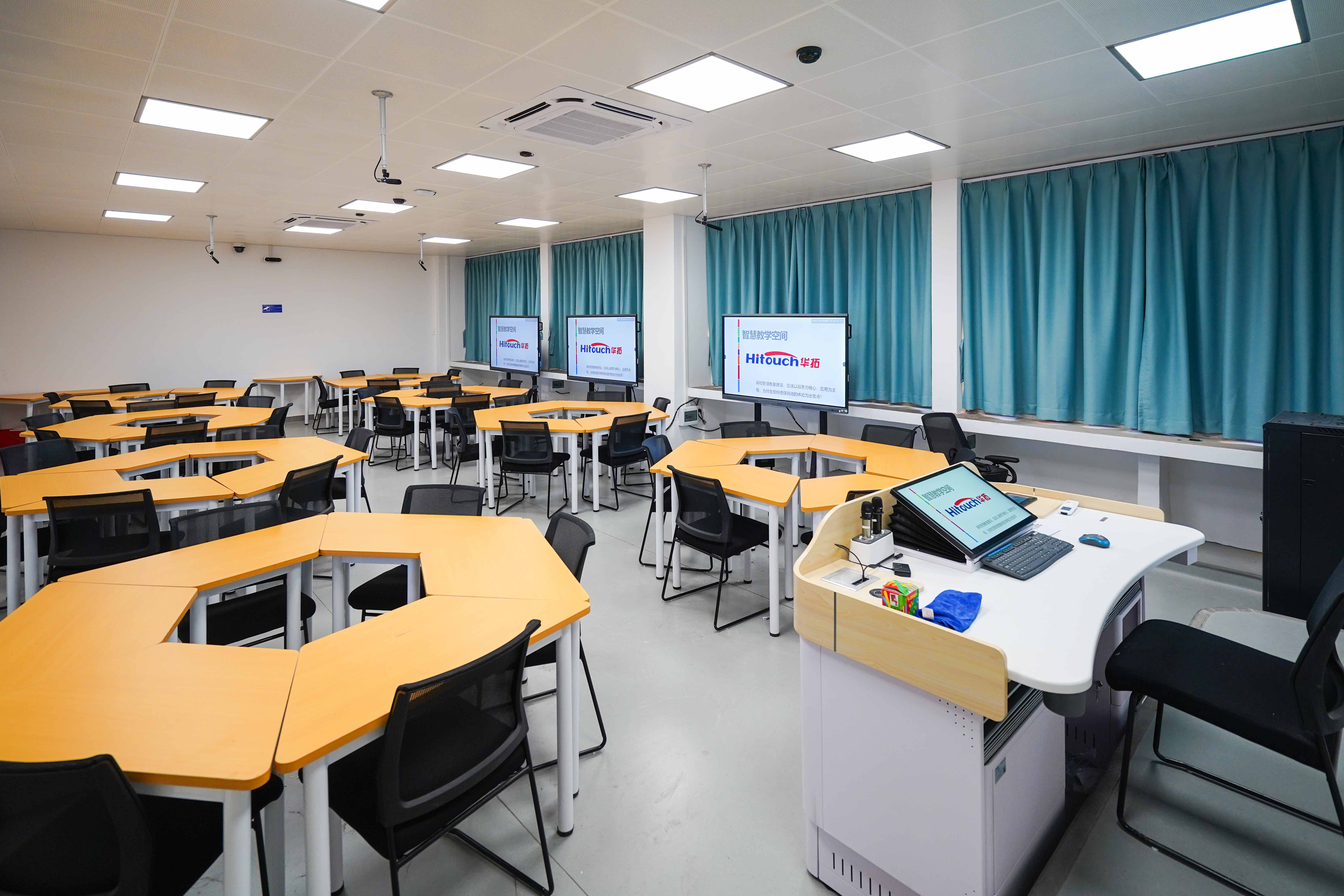 江门某高校智慧教室